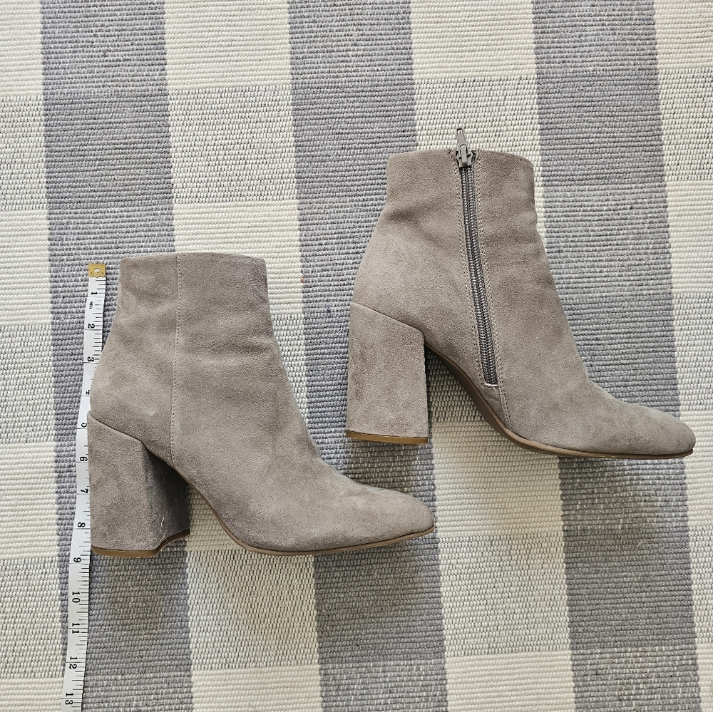 Steve Madden Elegant Gray Suede Ankle Boots Size 9